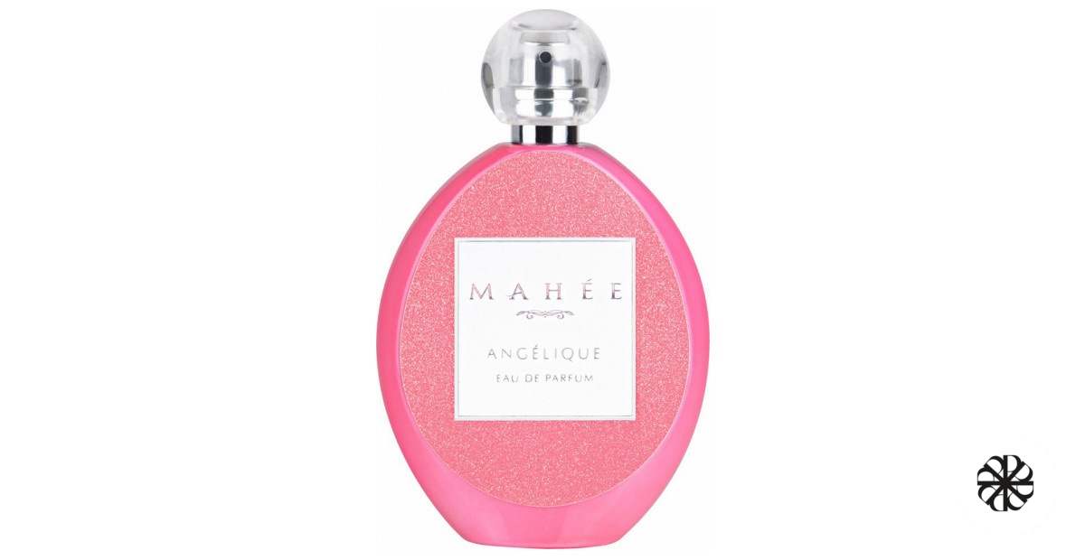 Mahée Angélique Dans un Jardin